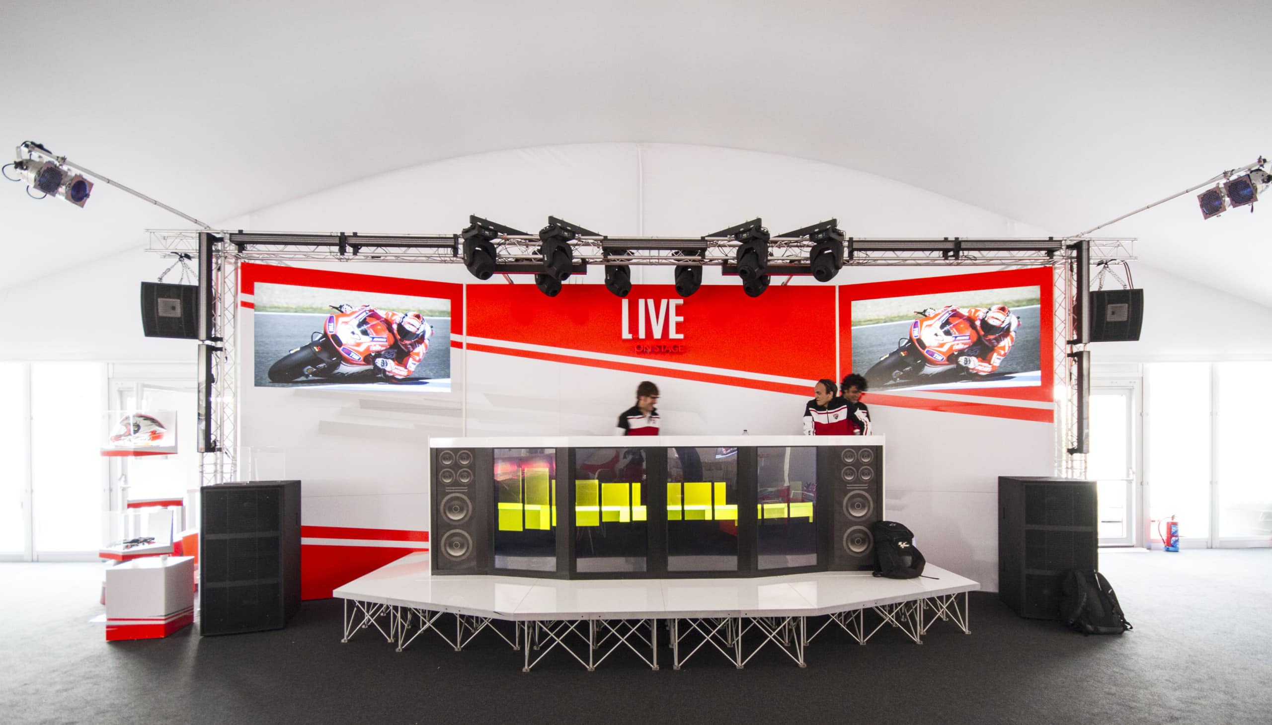 Diseño y montaje de áreas privadas para eventos. VIP Village. Proyecto realizado para Phillip Morris en el Mundial de MotoGP.